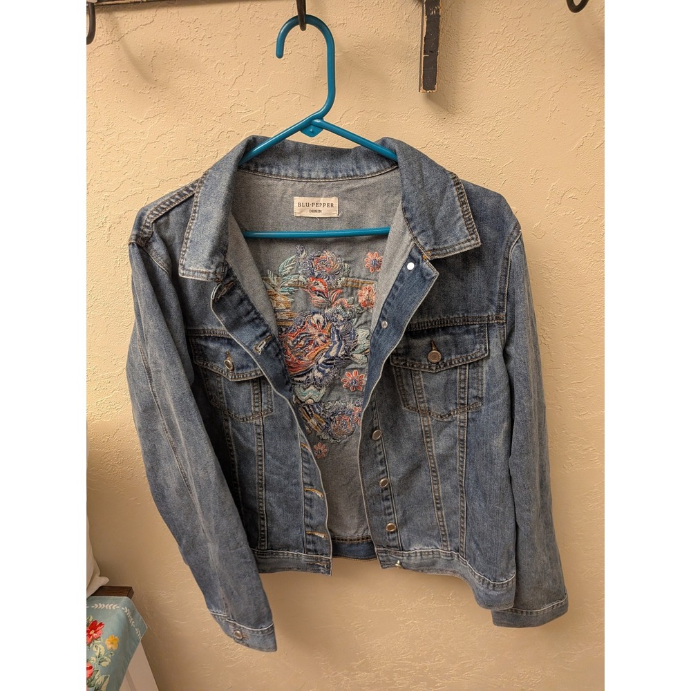 Blu Pepper Denim Floral Embroidered Back Trucker Jacket Medium Wash Womens M